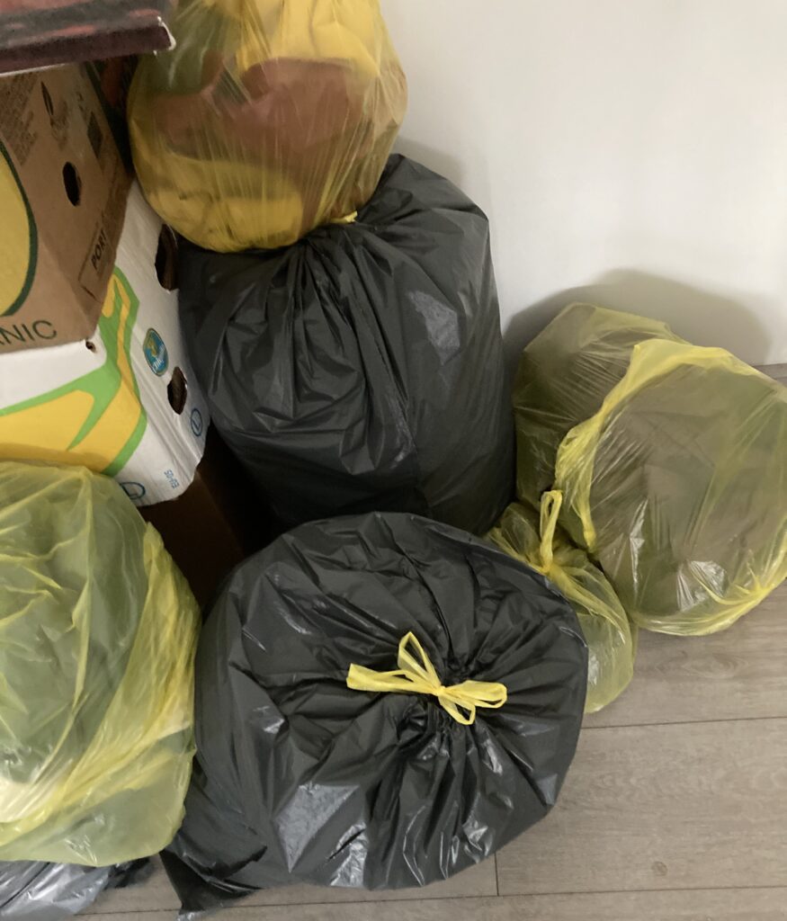 Kleding in zakken om schurft uit te roeien.